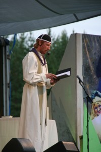 Messun pappi Mikko Sulander piti päälavan aluetta jumalanpalvelus paikkana käsittämättömän hienona.