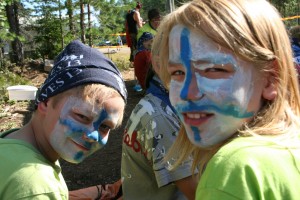 Janne Koskela (vas.) ja Oiva Lappi tekivät toisilleen samanlaiset kasvomaalaukset.