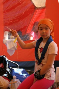 Kerttu Lahtinen Nokian Eräveikoista esittelee vasta valmistunutta marionettinukkeaan.