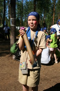 Kirsimarja Lehtinen esittelee vielä keskeneräistä sadeputkeaan.