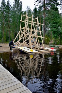 Valokuva: Hyppytorni laskeutumassa veteen