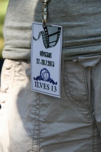 Yövieraat erottaa muista vierailijoista omasta passistaan.